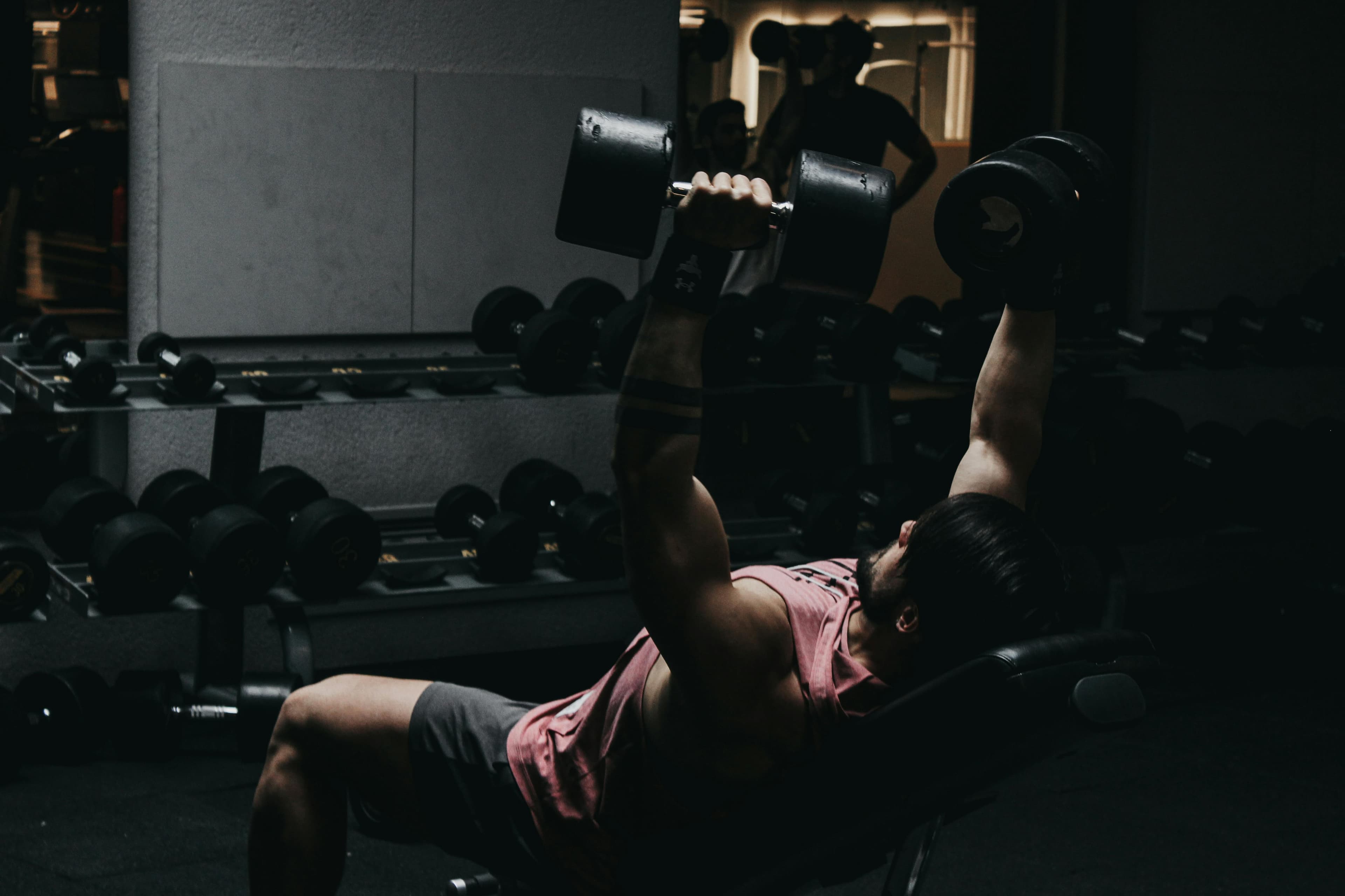 High-energy strength training in a gym